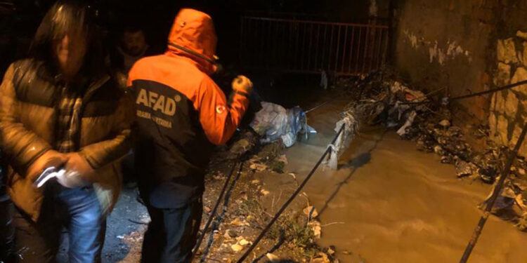 Diyarbakır'da etkili olan fırtınada 1 kişi hayatını kaybetti