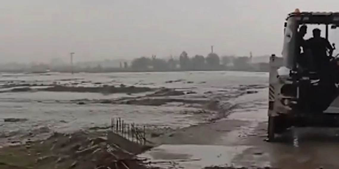 Diyarbakır'da etkili olan fırtına ve sağanak nedeniyle bir iş yerinin tabelası uçtu. Bismil ve silvan ilçelerinde de bazı cadde ve sokaklar suyla doldu.