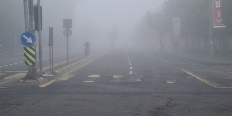 Diyarbakır'da sis; trafikte sürücüler zor anlar yaşadı