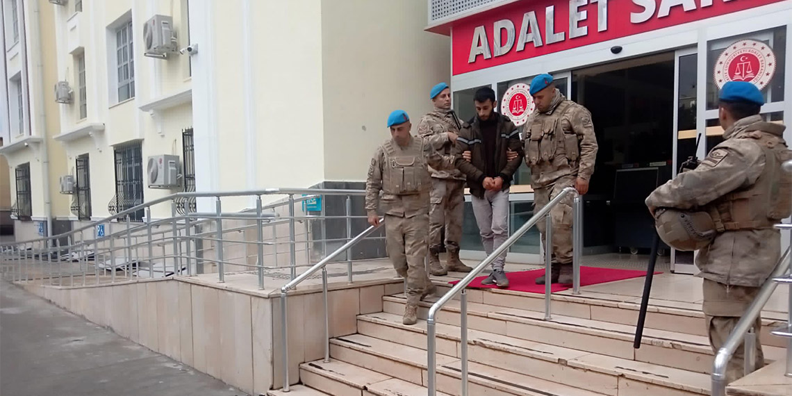 Diyarbakır'ın Bismil ilçesinde 2 gündür kayıp olarak aranırken bıçaklanmış ve uzun namlulu silahla vurulmuş halde bulunan Umut Çakmak cinayeti ile ilgili gözaltına alınan 2 şüpheli, mahkemece tutuklandı.