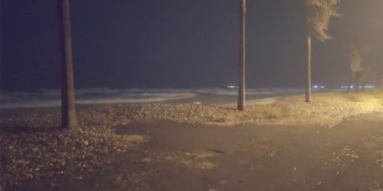 Dörtyol'da şiddetli yağış ve lodosta deniz taştı