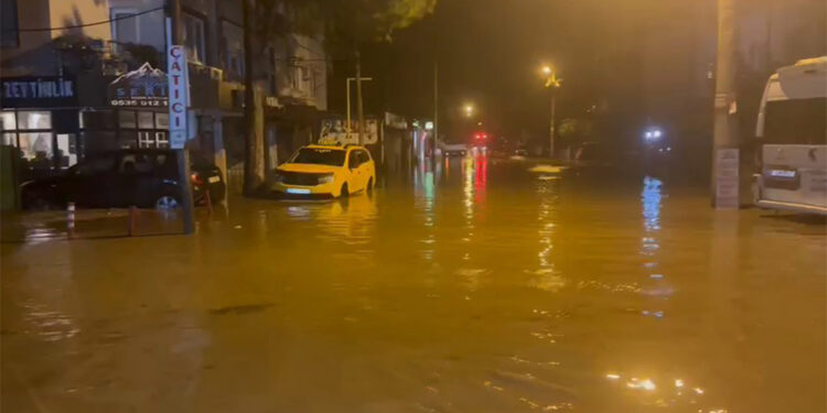 Edremit’te Kızılkeçeli ve İkizçay dereleri taştı
