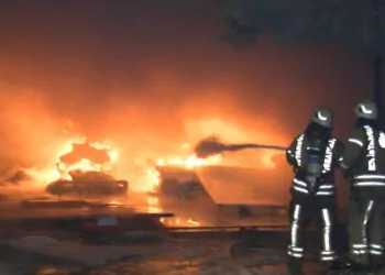 Çatalca'da fabrikanın deposu alev alev yandı