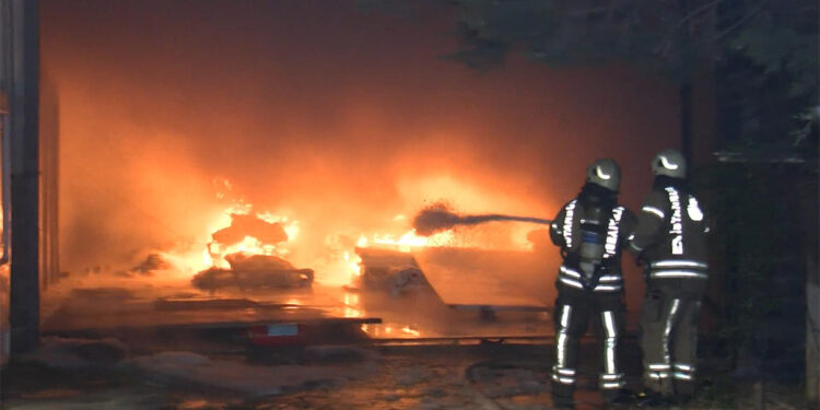 Çatalca'da fabrikanın deposu alev alev yandı