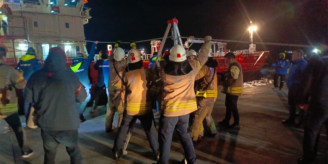 İstanbul'da etkili olan fırtına ile birlikte Zeytinburnu açıklarında sürüklenen tanker karaya oturdu.