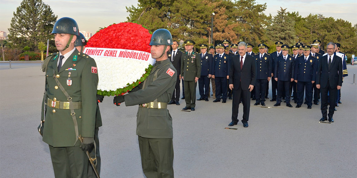 Emniyet teşkilatı Anıtkabir'i ziyaret etti