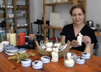 Bedensel engelli anne kas hastası kızı için mum yapıyor