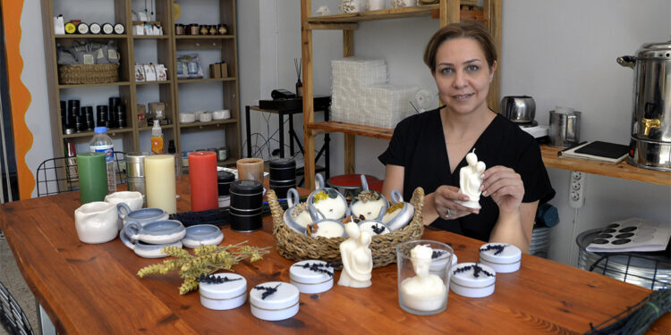 Bedensel engelli anne kas hastası kızı için mum yapıyor