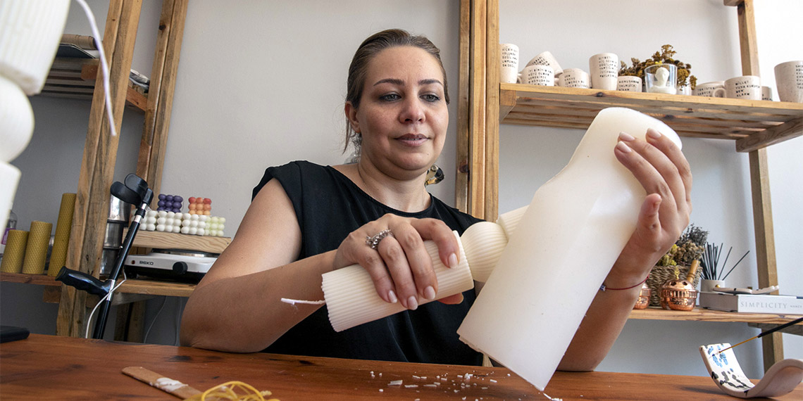 Kahramanmaraş depreminin ardından taşındıkları Mersin’de açtığı mum atölyesiyle hayata tutunan bedensel engelli Gülay Tatar, kazandığı parayı da kas hastası kızı Ece’nin tedavisi için harcıyor.