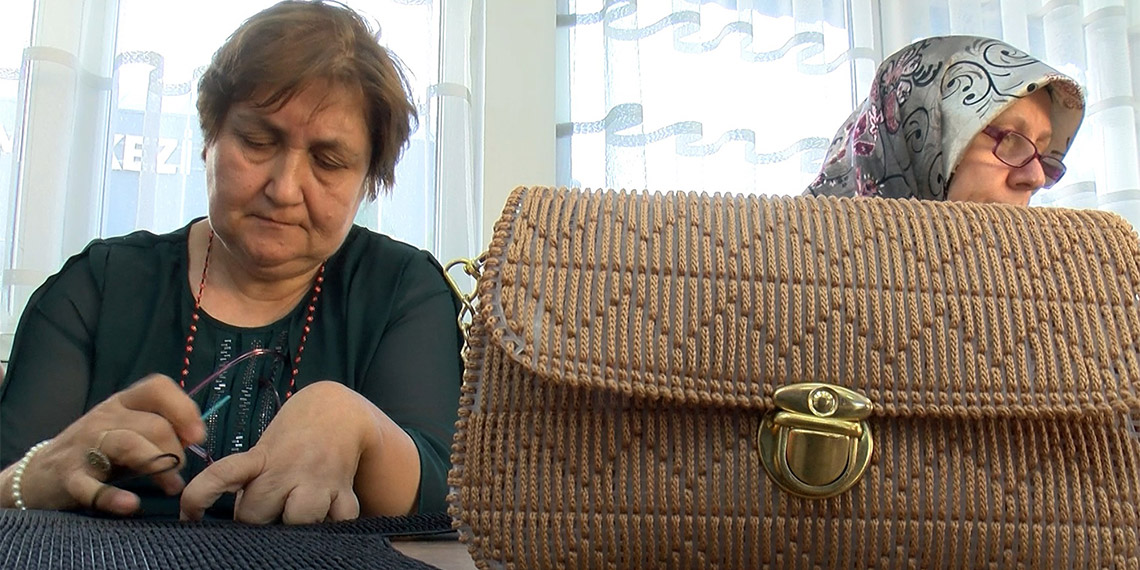 Engelline rağmen tek eli ile çanta üretip satıyor