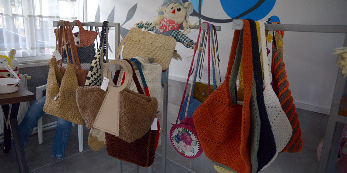 Engelline rağmen tek eli ile çanta üretip satıyor