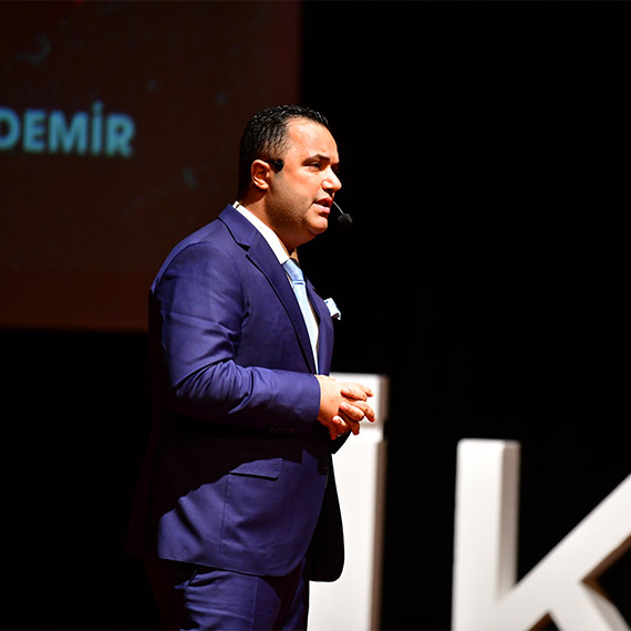 Kültür Üniversitesi’nin düzenlediği TEDx Kültür etkinliğinde konuşmacı olarak yer alan Av. Dr. Rezan Epözdemir, şiddet gören kadınlar mutlaka hukuki yollara başvurmalı dedi.