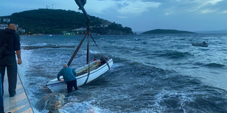 Erdek'te lodos; batmak üzere olan tekneler kurtarıldı