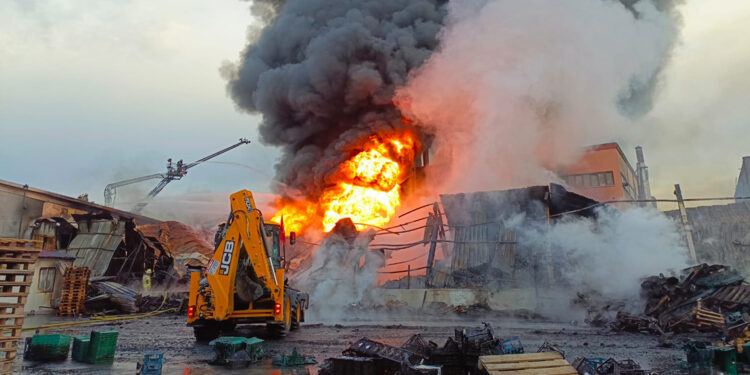 Esenyurt'ta kimyasal madde deposunda yangın