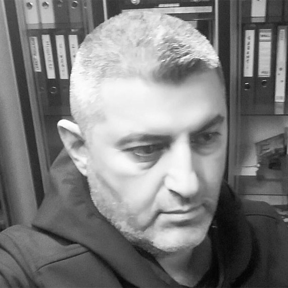 Bağcılar'da eski sevgili dehşet saçtı. Kendisinden ayrılan Filiz Çilingir'i ve onu kurtarmaya çalışan Selin Akçay'ı silahla vurarak öldürdü. 