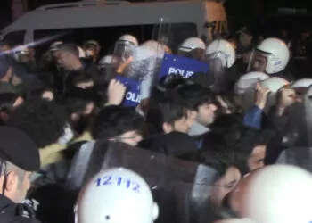Eskişehir'de polis ve yürüyüş yapan öğrenciler arasında arbede