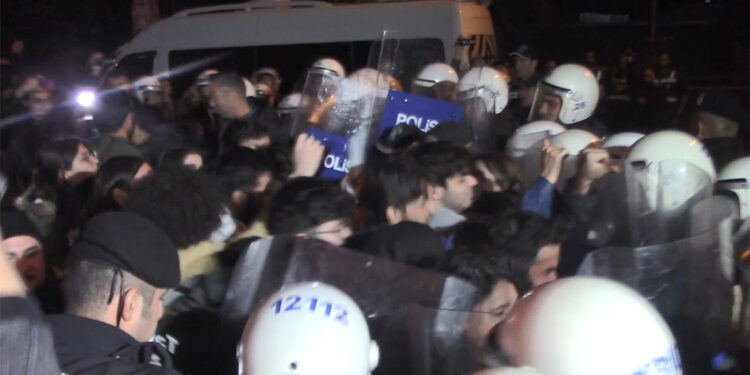 Eskişehir'de polis ve yürüyüş yapan öğrenciler arasında arbede