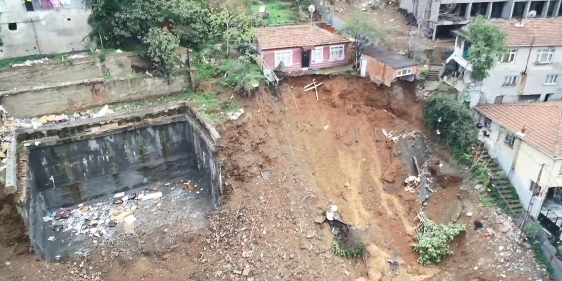 Eyüpsultan'da dünkü sağanak yağışın etkisiyle istinat duvarı çöktü. Çökmenin etkisiyle gecekondu uçurumun kenarında asılı kaldı. Uçurumun kenarındaki evde son durum görüntülendi.