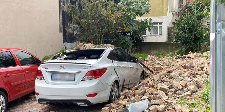 Fatih'te iki katlı metruk binada çökme