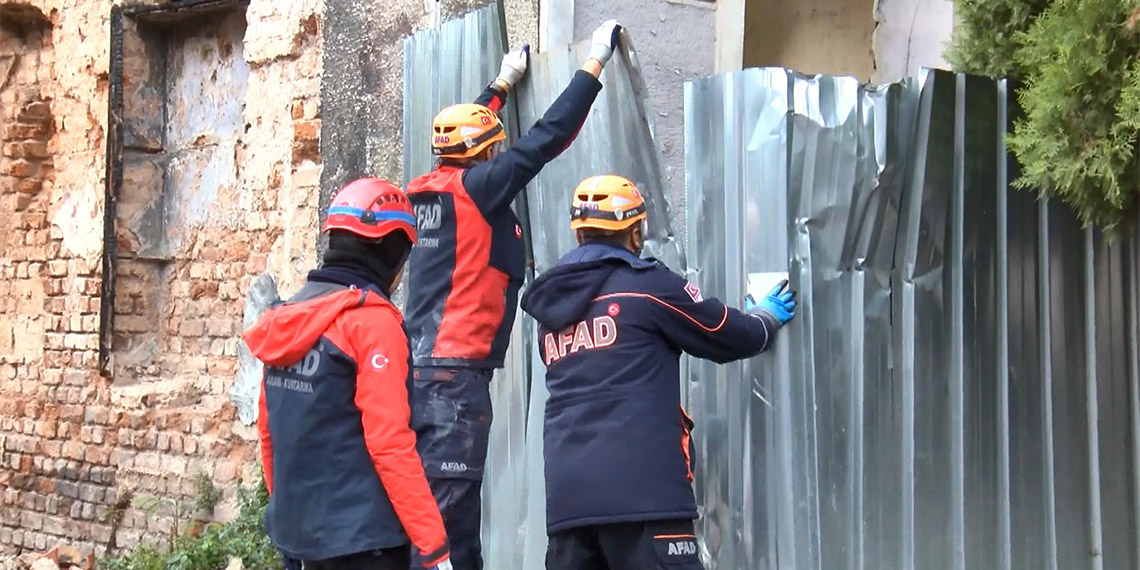 Fatih'te iki katlı metruk binada çökme meydana geldi. İhbar üzerine olay itfaiye ekibi sevk edildi.