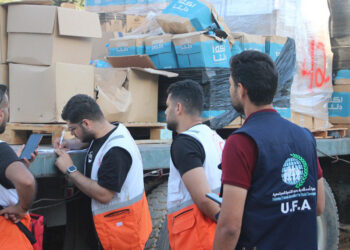 İnsani yardım yüklü 30 kamyon daha teslim alındı