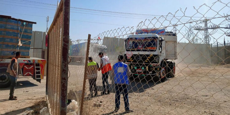 İnsani yardım yüklü 93 kamyon Filistin Kızılayı'na teslim edildi