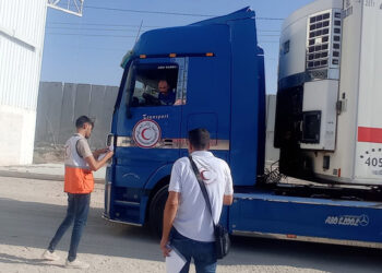 Yardım malzemesi yüklü 55 kamyon teslim edildi