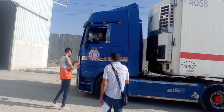 Yardım malzemesi yüklü 55 kamyon teslim edildi