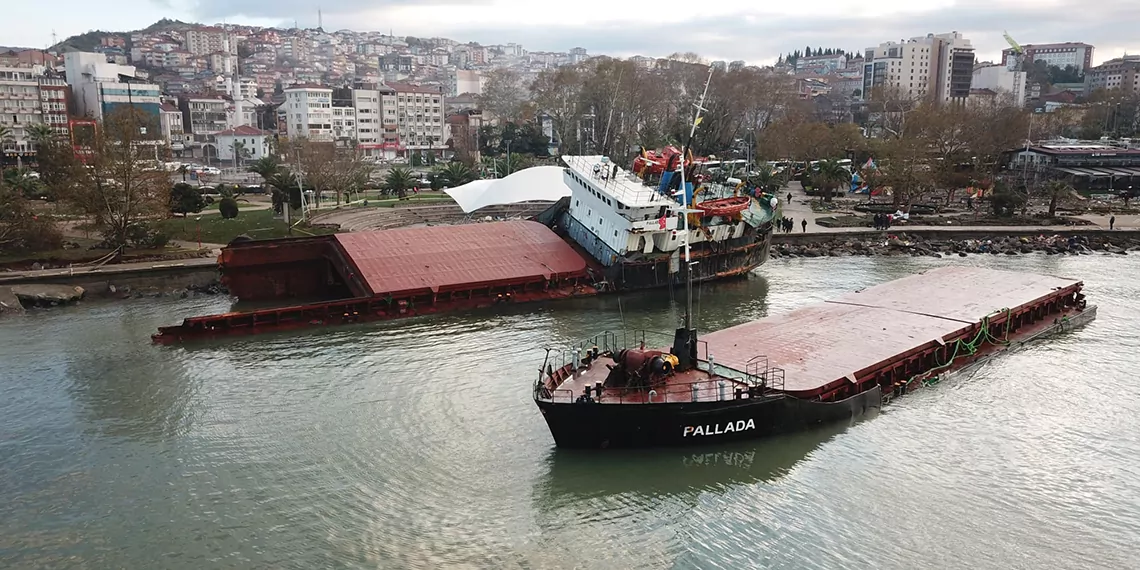 Firtinada ikiye bolunen gemi havadan goruntulendi 7960 dhaphoto1 - yaşam - haberton