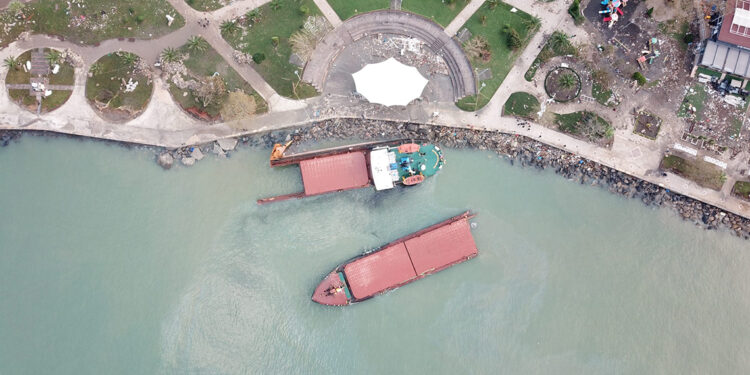 Fırtınada ikiye bölünen kuru yük gemisi görüntülendi