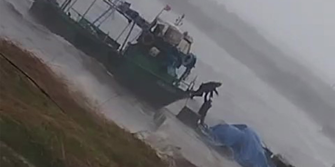 Fırtınada mahsur kalan balıkçıyı oğlu kurtardı