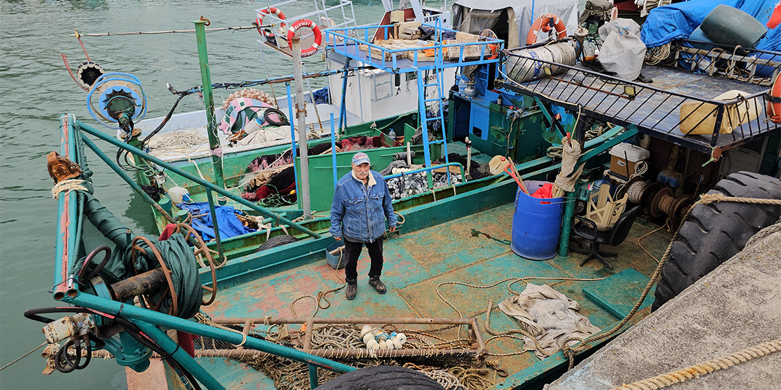 Zonguldak'ın Ereğli ilçesi açıklarında fırtınada mahsur kalan balıkçıyı oğlu kurtardı. Babanın karaya doğru atlayıp, oğlunun tuttuğu anlar ise kameraya yansıdı.