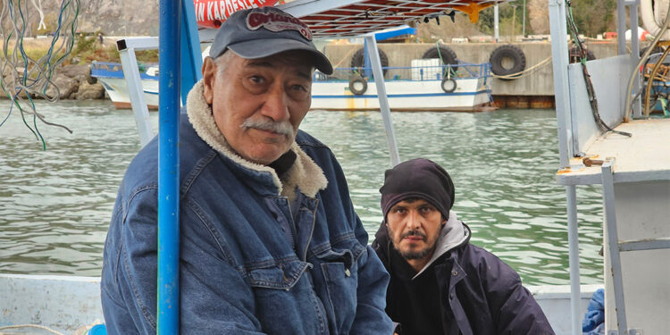 Fırtınada mahsur kalan balıkçıyı oğlu kurtardı