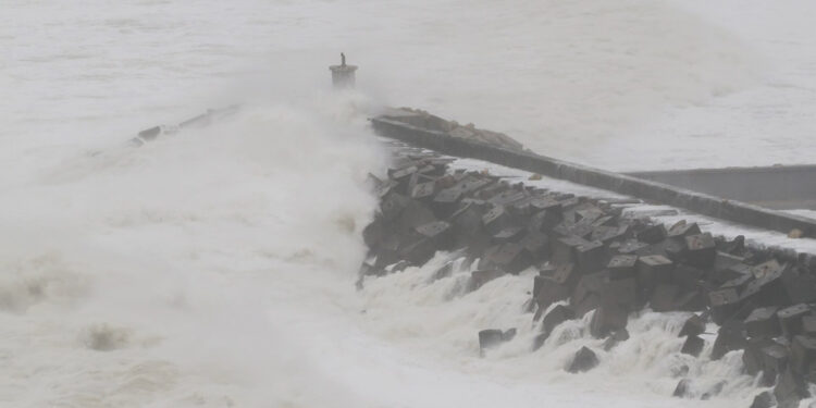 Karaburun'da dev dalgalar oluştu