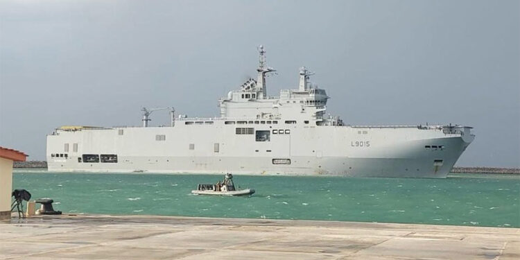 Fransız donanmasının amfibi hücum gemisi Mısır’a vardı