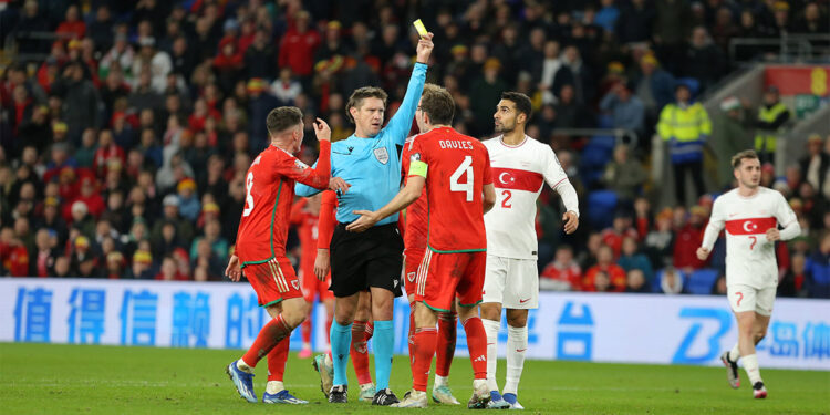 Galler penaltı kararından dolayı hakeme tepkili