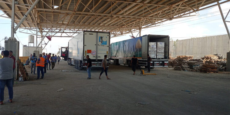 Gazze Şeridi'ne insani yardım malzemeleri teslim edildi