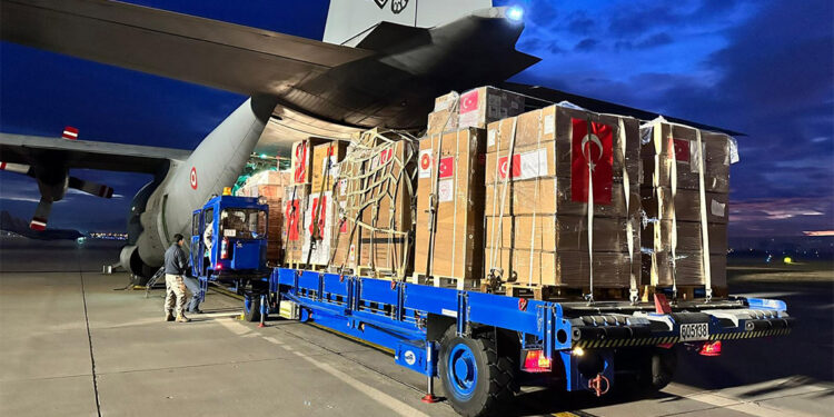 Gazze'ye ilaç ve tıbbi malzeme taşıyan askeri uçak Mısır'a hareket etti