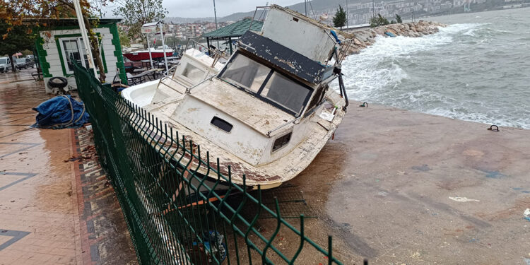 Gemlik'te fırtına çıktı, 8 tekne karaya vurdu