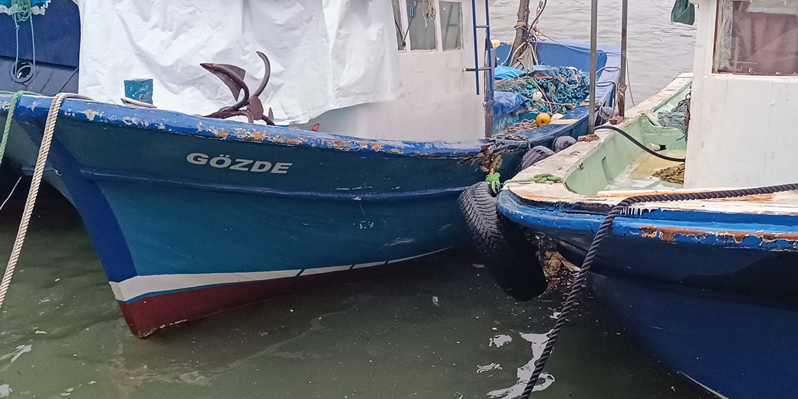 Gemlik'te fırtına çıktı, 8 tekne karaya vurdu