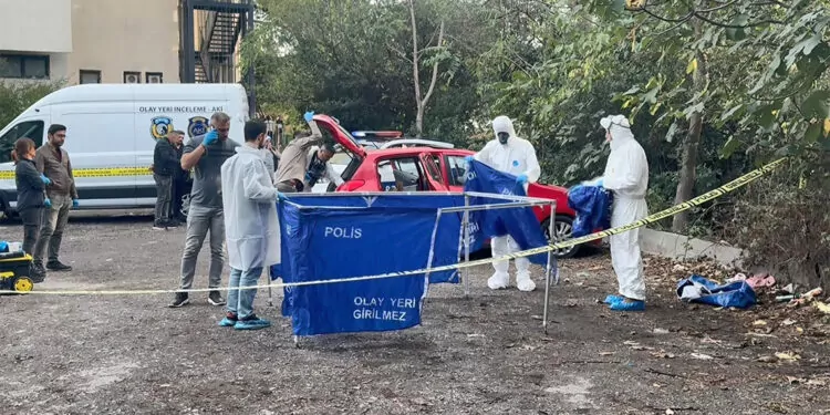 Ataşehir'de otoparkta otomobil içinde ceset bulundu
