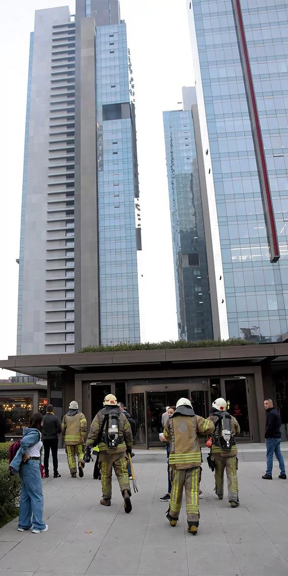 Şişli, mecidiyeköy'de iş merkezinin rezidans kısmında yangın çıktı. Olay yerine itfaiye ekipleri sevk edildi.  