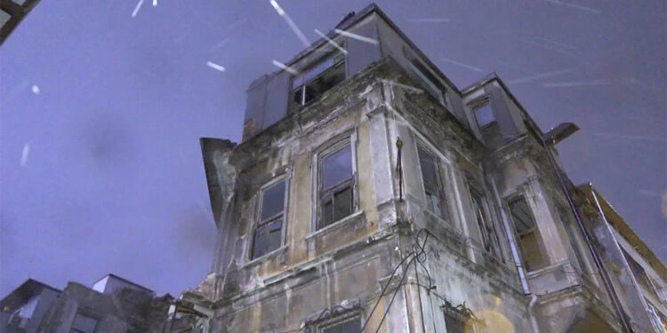 Sultanahmet'te tarihi binada çökme