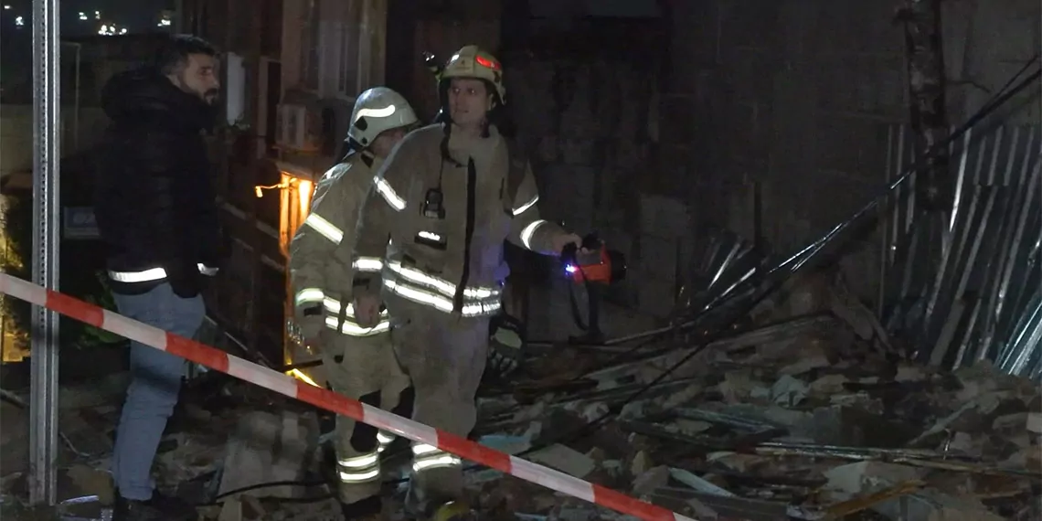 Sultanahmet'te tarihi binada çökme meydana geldi. İhbar üzerine olay yerine çok sayıda polis ve itfaiye ekibi sevk edildi.