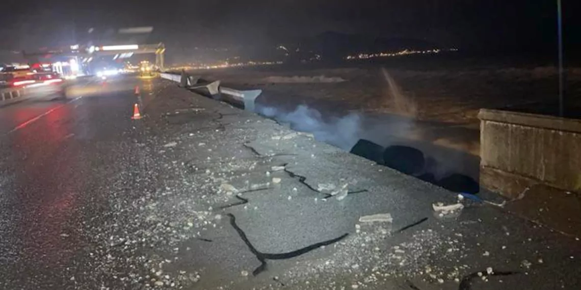 Giresun'da fırtına nedeniyle kıyıda dalgaların aşındırdığı beton duvarın bir kısmı yıkıldı, sahil yolunda çökme kaynaklı hasar oluştu. Önlem alınan yolda ulaşım tek şeritten kontrollü olarak sağlanıyor.