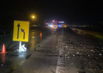 Giresun'da fırtına; sahil yolu çöktü