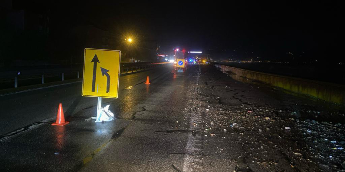 Giresun'da fırtına; sahil yolu çöktü