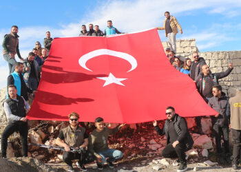 Gabar Dağı'na çıkıp Türk bayrağı açtılar