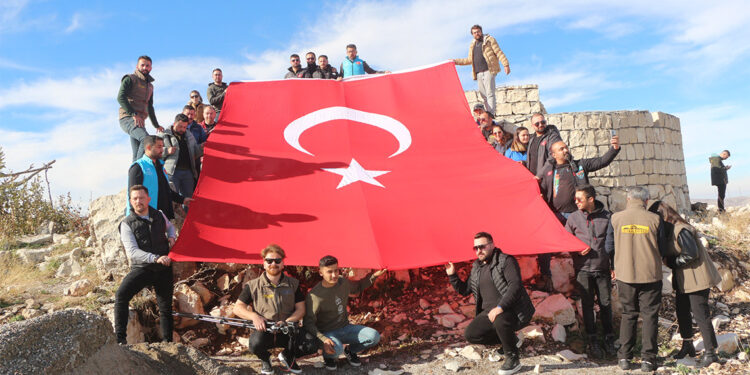 Gabar Dağı'na çıkıp Türk bayrağı açtılar