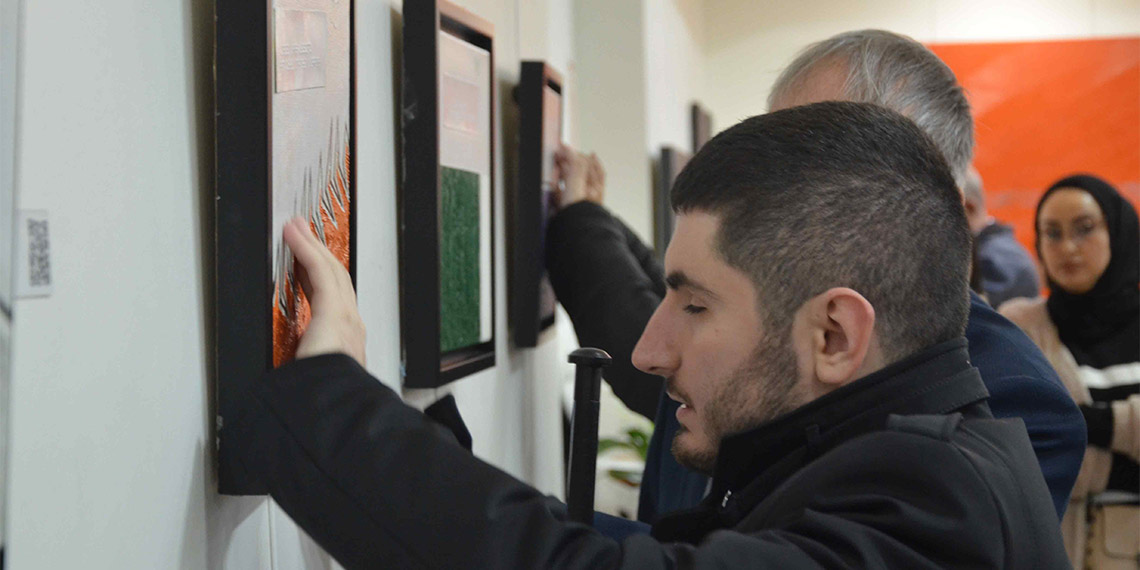 Sakarya Üniversitesi Sanat Tasarım ve Mimarlık Fakültesi, ressam Hülya Düzenli'nin görme engelli bireylere yönelik ‘Dokun ve Bak’ temalı eserlerine ev sahipliği yaptı.